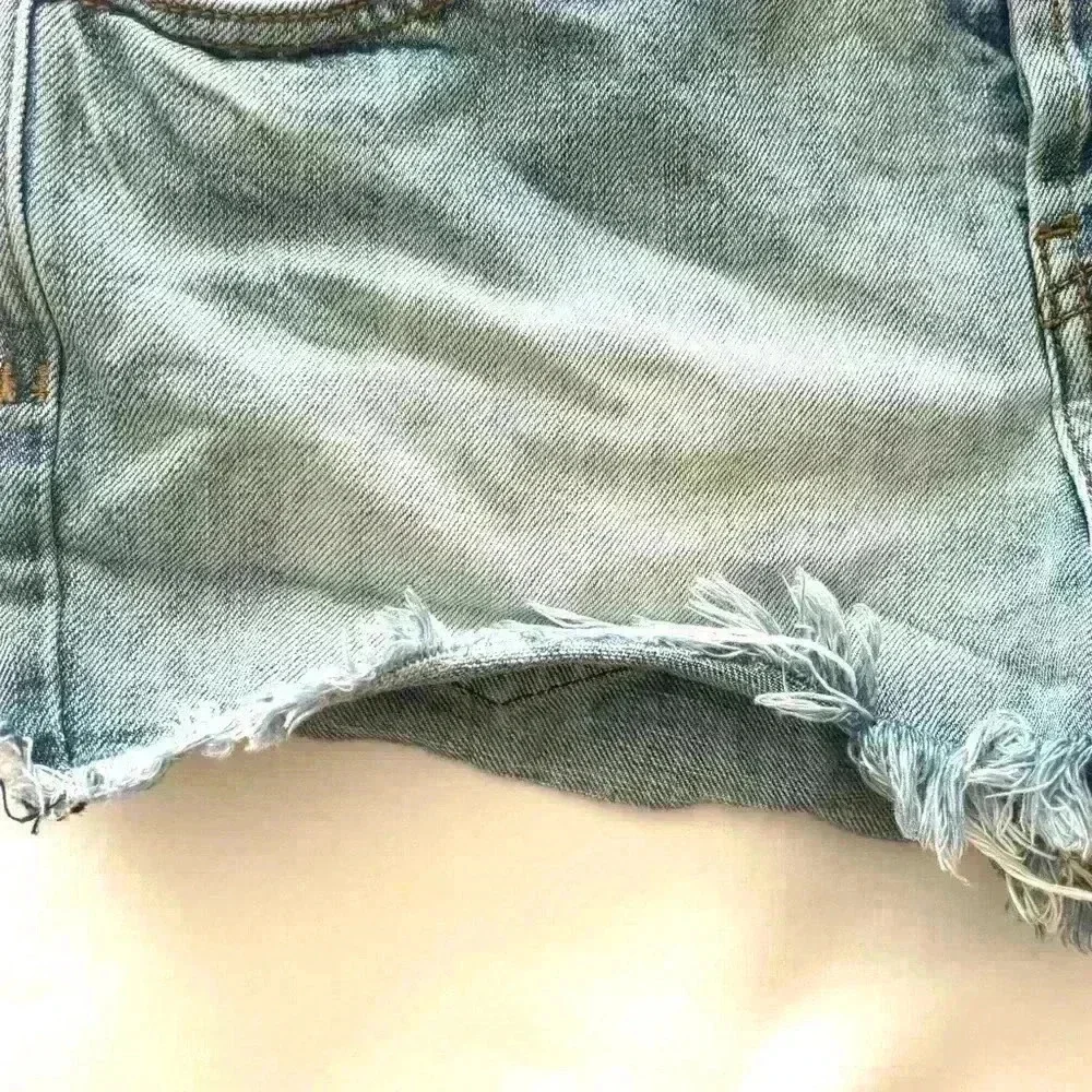 Free‎ People Midrise Light Wash Button Fly Cheeky Denim Fray Jean Short Size 26